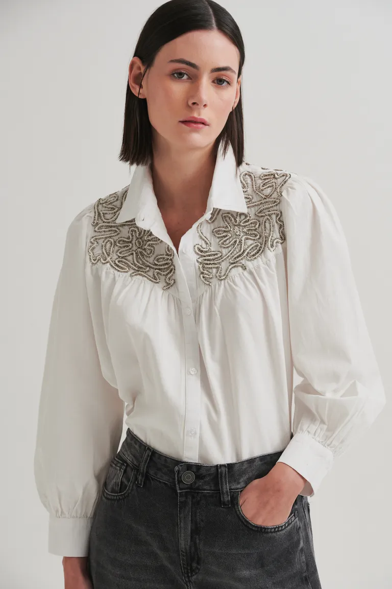 Camisa blanca con bordado de mostacillas metálicas - Diseño artesanal y elegante de Sweet en Camisas para argentina