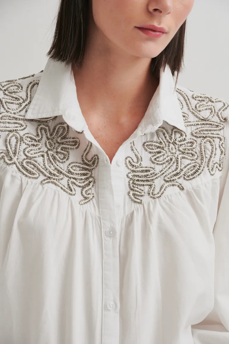 Camisa blanca con bordado de mostacillas metálicas - Diseño artesanal y elegante de Sweet en Camisas para argentina
