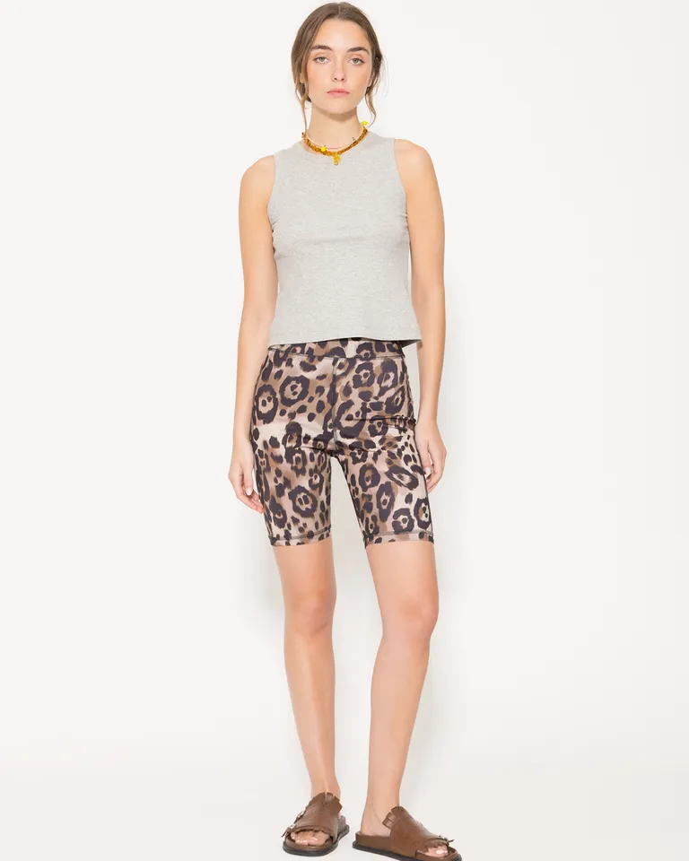 Pantalón corto estampado animal print de estilo biker para mujer de Jazmin Chebar en Pantalones para argentina