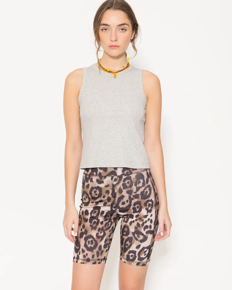 Pantalón corto estampado animal print de estilo biker para mujer de Jazmin Chebar en Pantalones para argentina