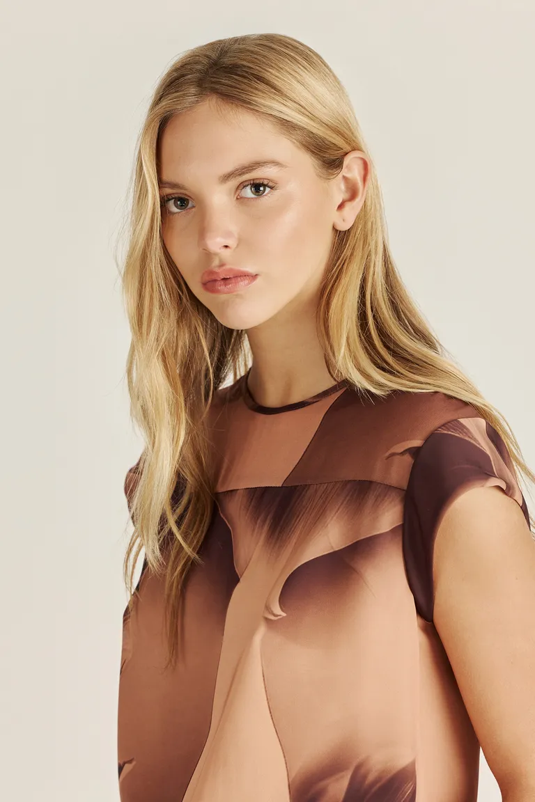 Top de género satinado y translúcido con estampa exclusiva de Tucci en Tops para argentina