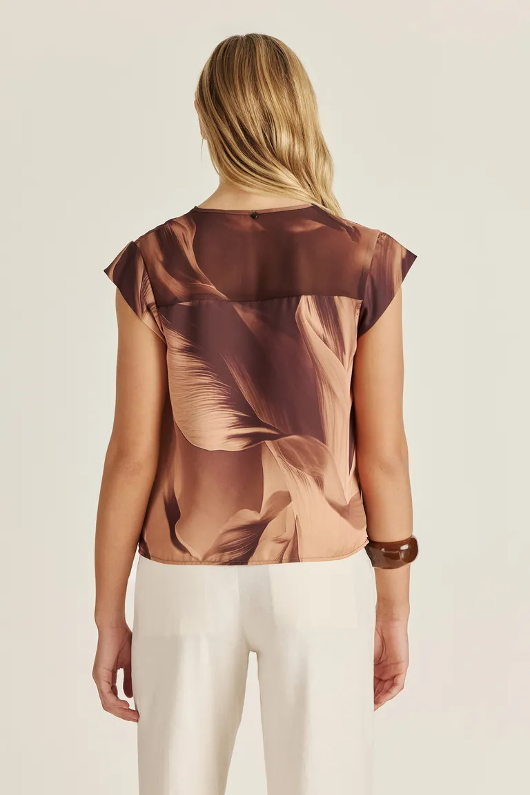 Top de género satinado y translúcido con estampa exclusiva de Tucci en Tops para argentina