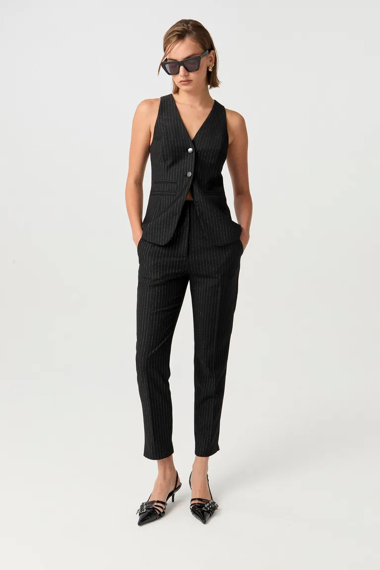 Stilettos de efecto charol negro con hebillas metálicas, un diseño audaz y moderno de Markova en Zapatos con Tacos para argentina