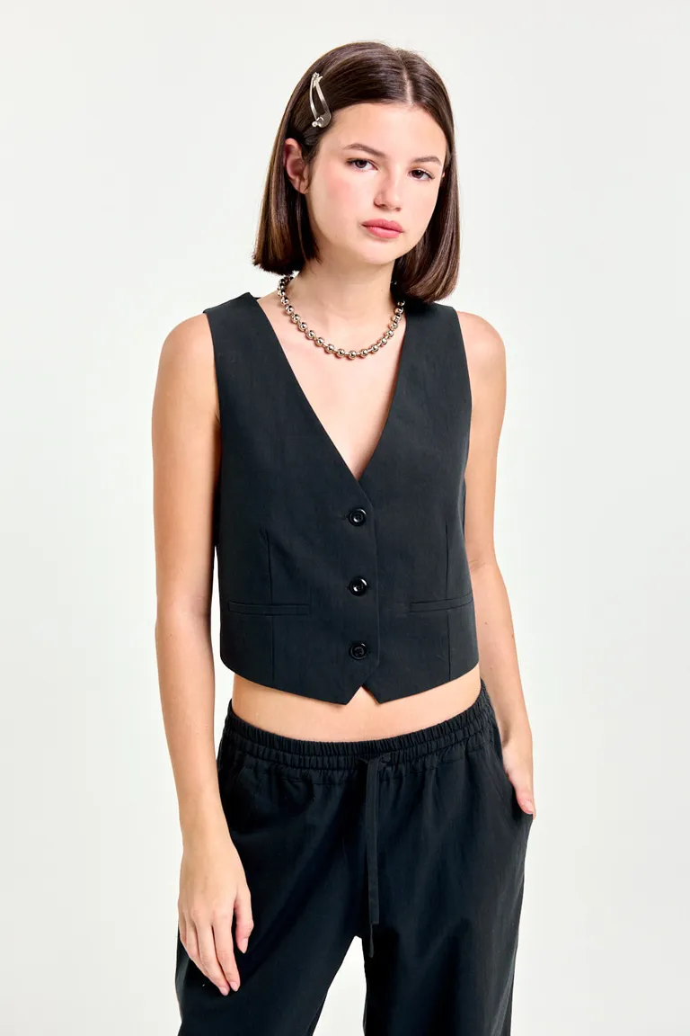Chaleco entallado de corte sastre en color negro para un look urbano y elegante de 47 Street en Chalecos para argentina
