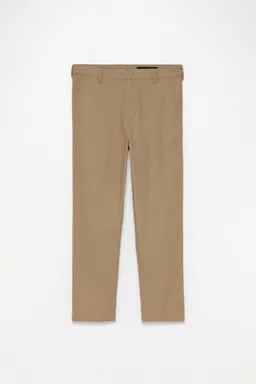 Pantalón chino corte relajado de Lefties en Pantalones para argentina