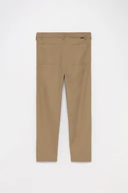 Pantalón chino corte relajado de Lefties en Pantalones para argentina