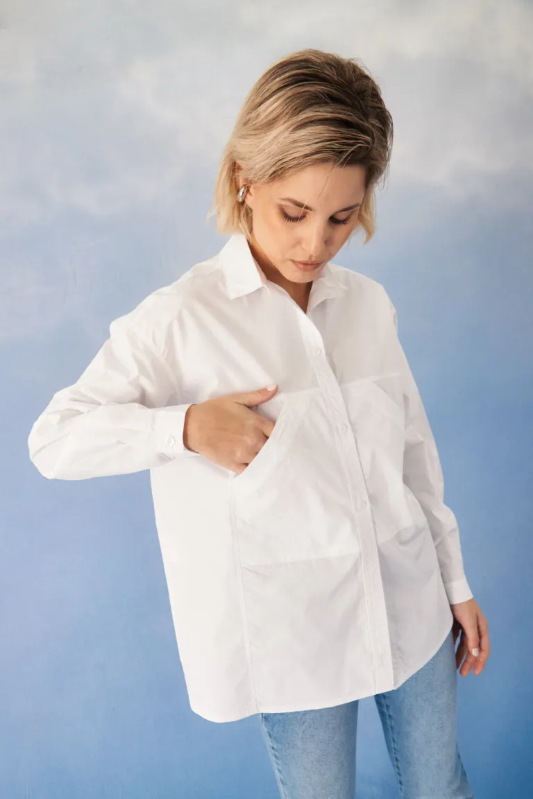 Elegante camisa de corte femenino en color blanco - Prenda versátil y atemporal de Apricot en Camisas para argentina
