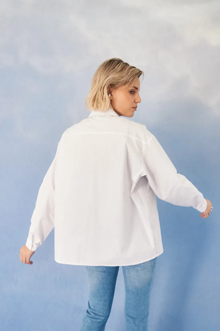 Elegante camisa de corte femenino en color blanco - Prenda versátil y atemporal de Apricot en Camisas para argentina