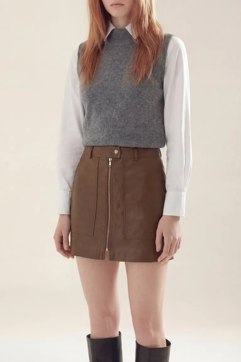 Pollera corta con cierre frontal visible y bolsillos laterales de Akiabara en Faldas para argentina