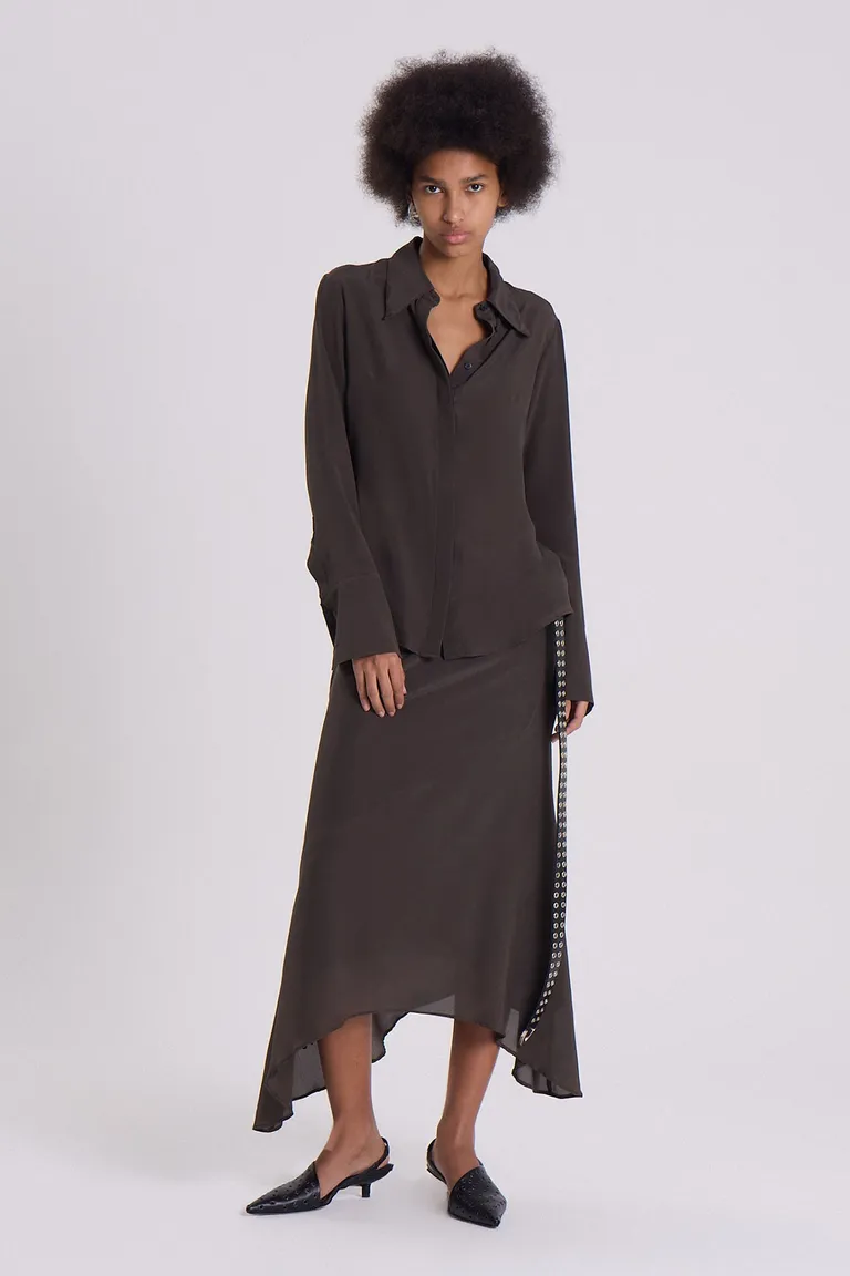 Camisa de seda natural en tono marrón con detalles de diseño elegantes y efecto fluido de Maria Cher en Camisas para argentina