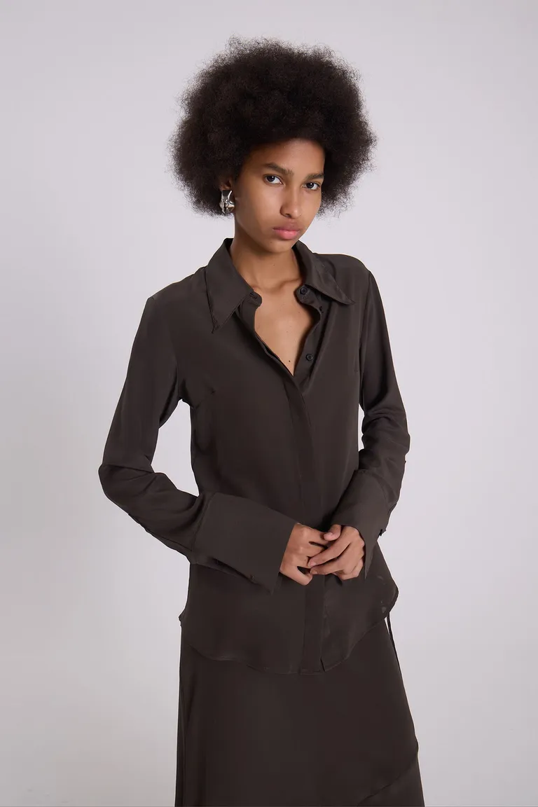Camisa de seda natural en tono marrón con detalles de diseño elegantes y efecto fluido de Maria Cher en Camisas para argentina