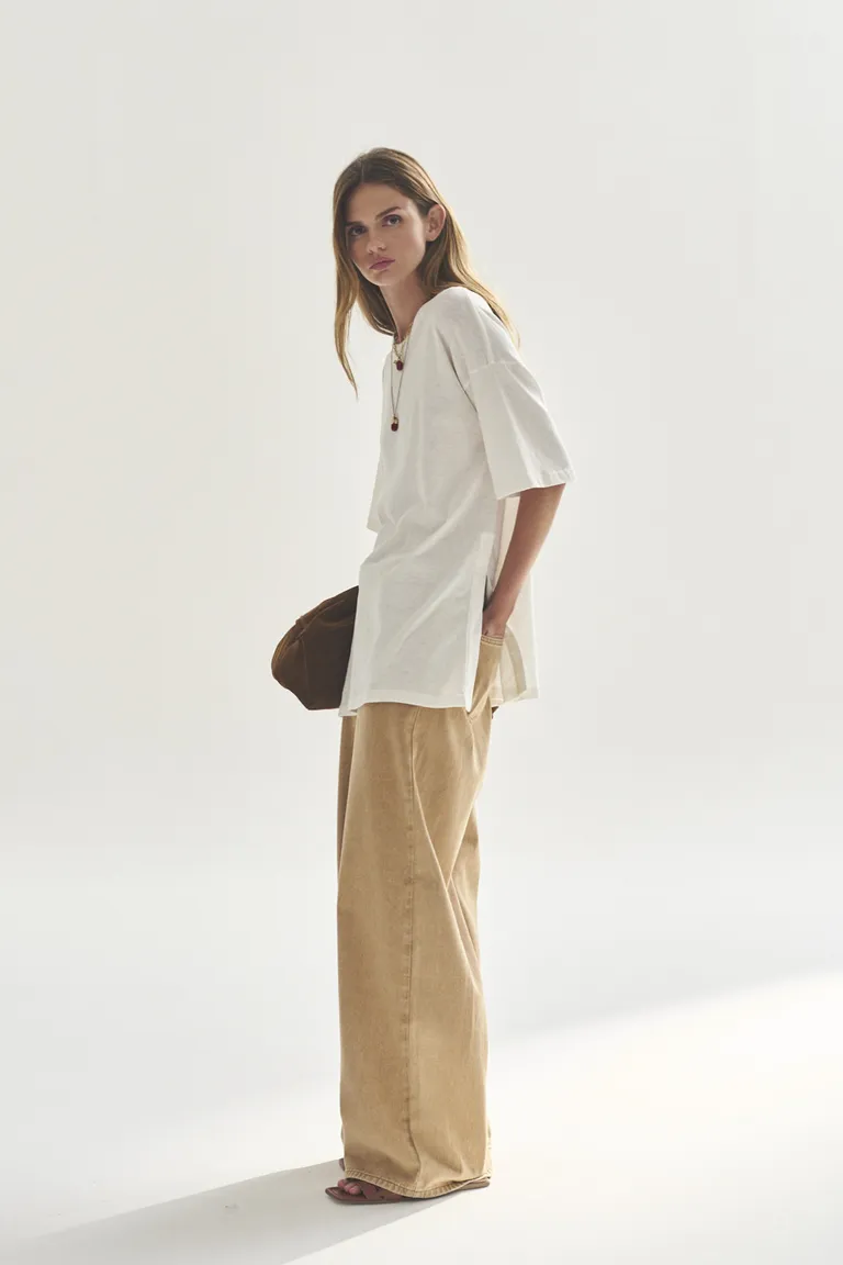 Remera de corte básico y manga corta para mujer de Akiabara en Remeras para argentina