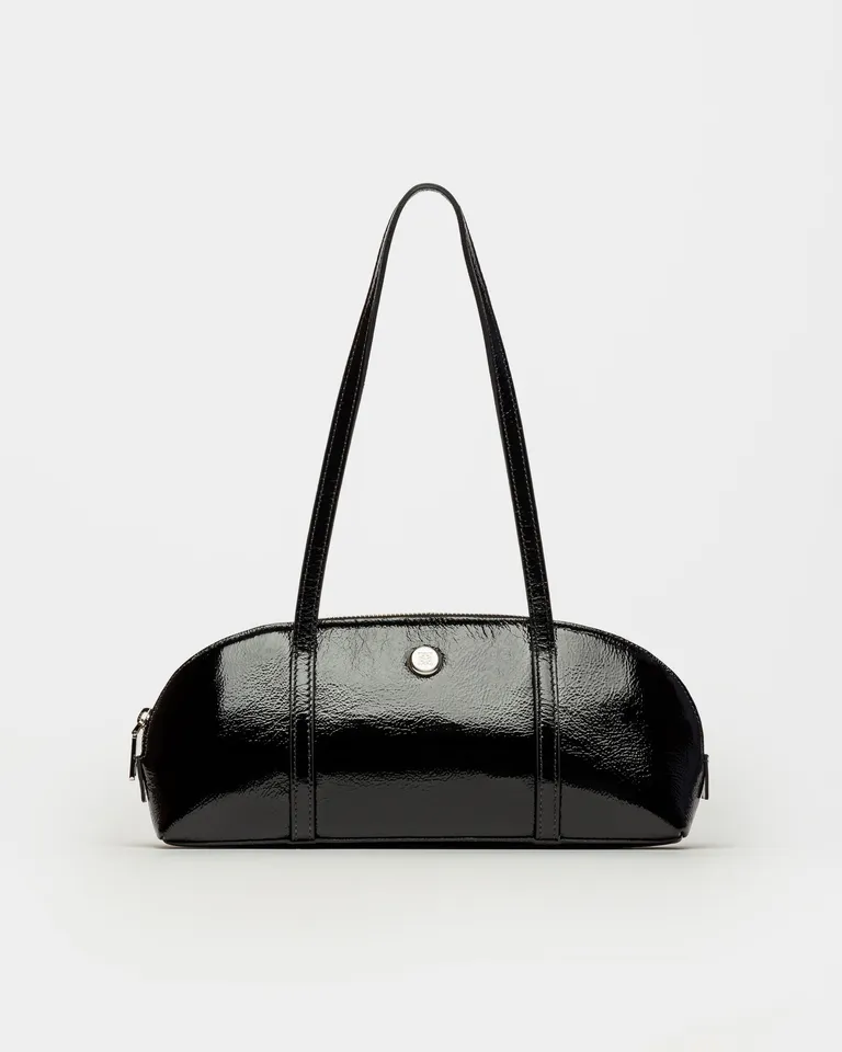 Cartera de hombro elegante y versátil en cuero charol con detalle metálico de Prüne en Bolsos y Carteras para argentina