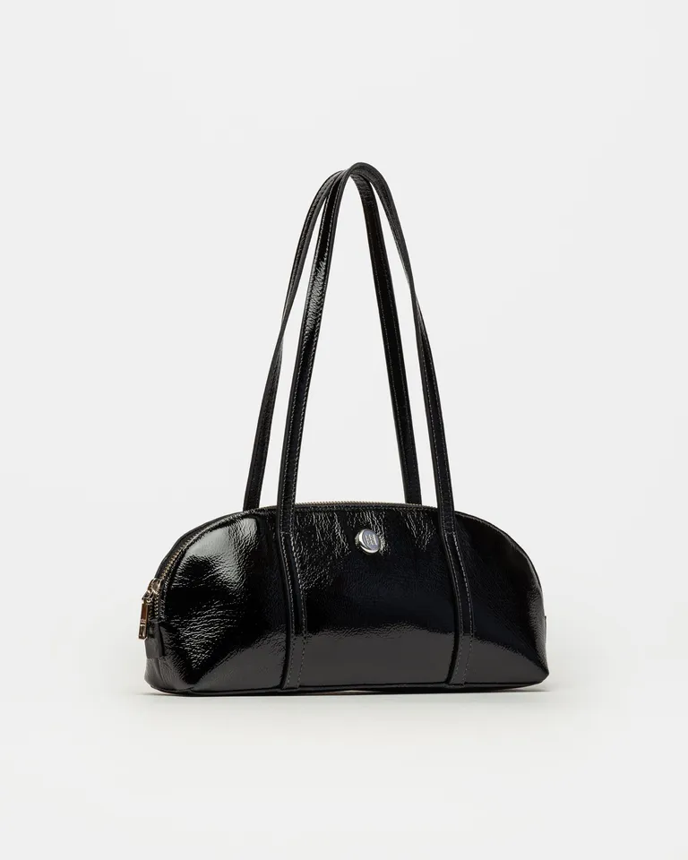 Cartera de hombro elegante y versátil en cuero charol con detalle metálico de Prüne en Bolsos y Carteras para argentina