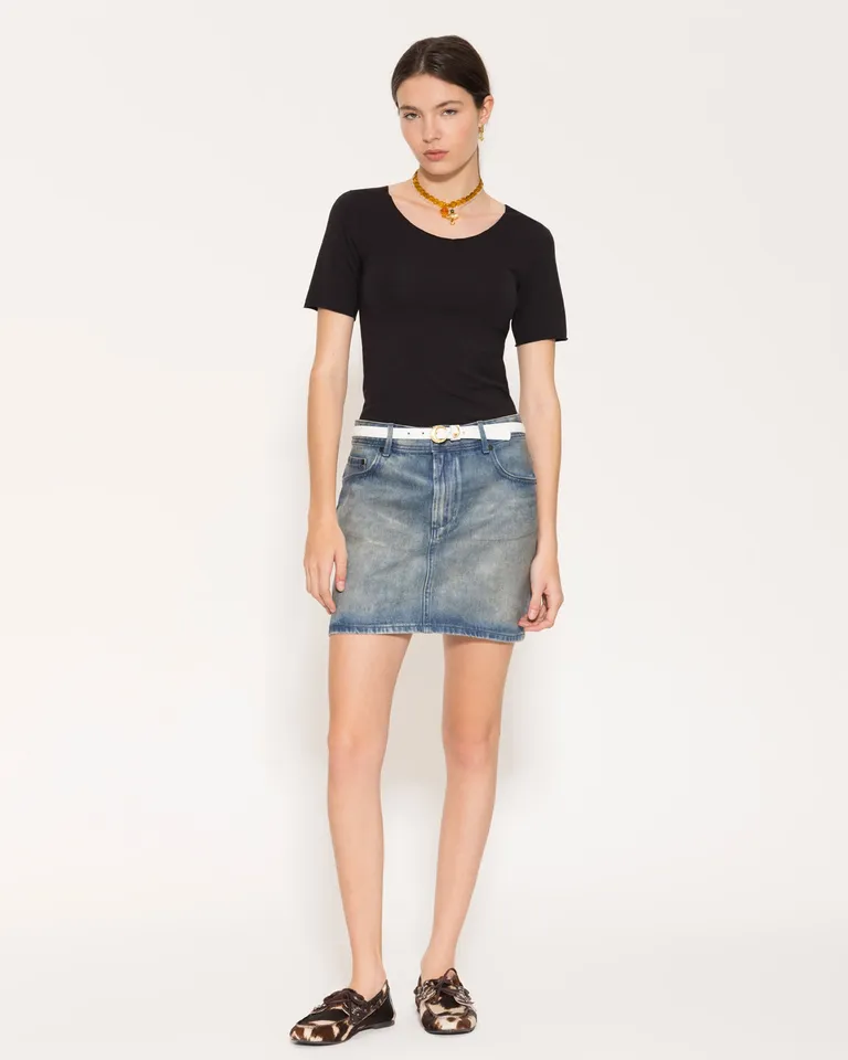 Falda de denim con acabado exclusivo y textura de cuero para un estilo único y urbano de Jazmin Chebar en Faldas para argentina