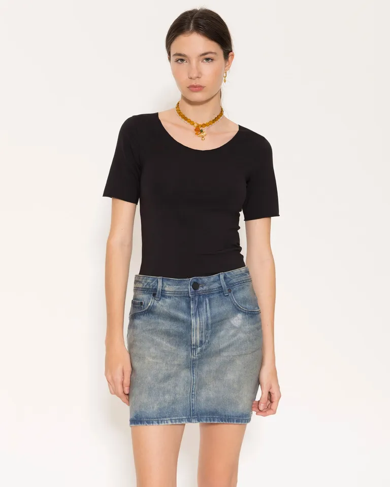 Falda de denim con acabado exclusivo y textura de cuero para un estilo único y urbano de Jazmin Chebar en Faldas para argentina
