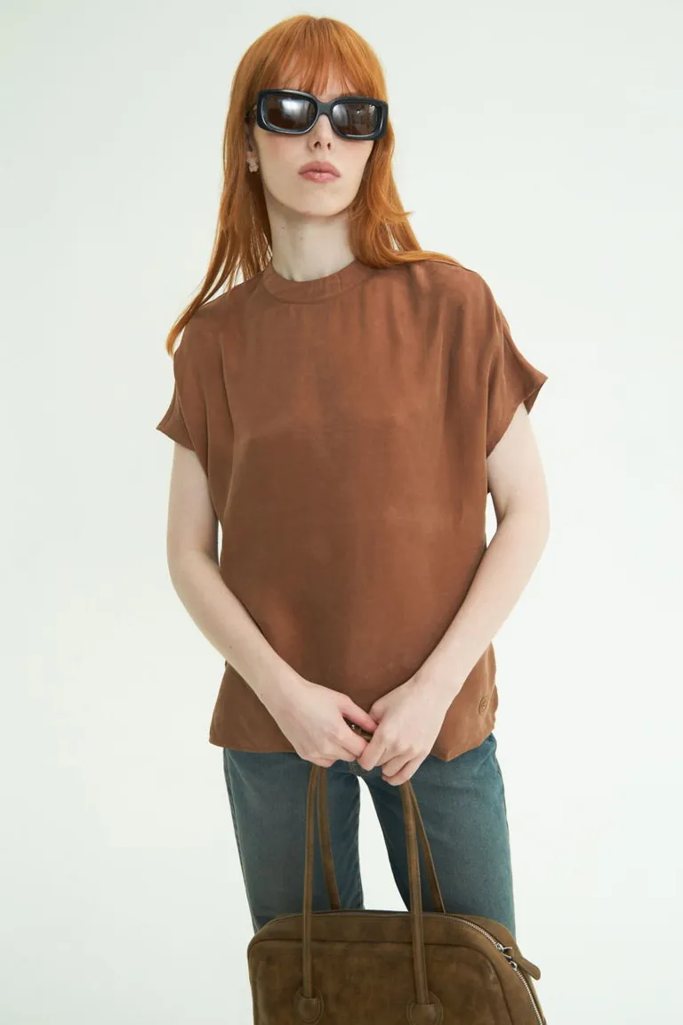 Blusa de corte amplio y relajado con detalles exclusivos de Las Pepas en Blusas para argentina