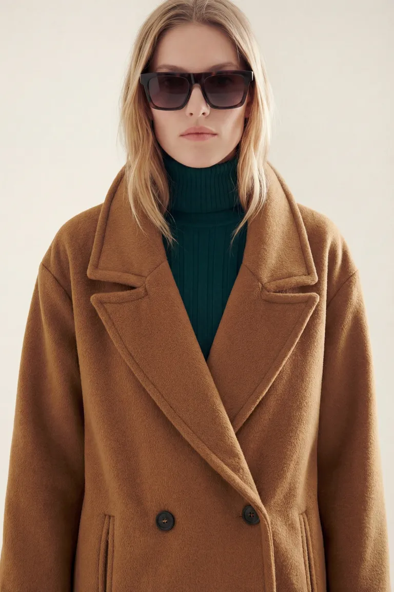 Tapado clásico de corte recto con solapas amplias y cierre frontal cruzado con botones de Akiabara en Tapados para argentina