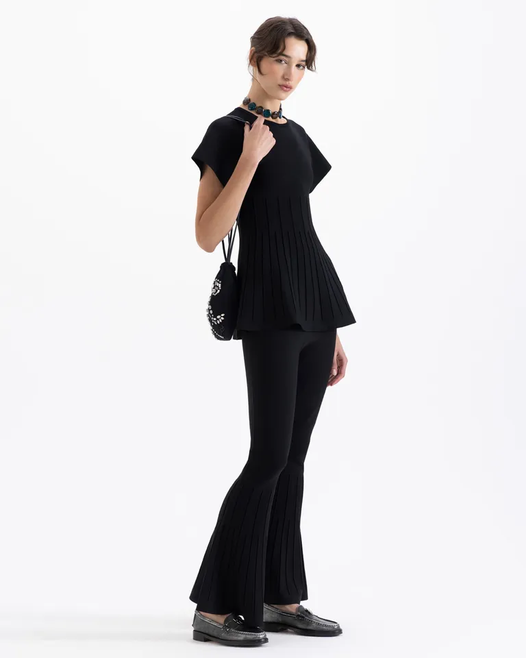 Top de mujer con mangas cortas, cuello redondo y detalle de base plisada estructurada de Jazmin Chebar en Tops para argentina