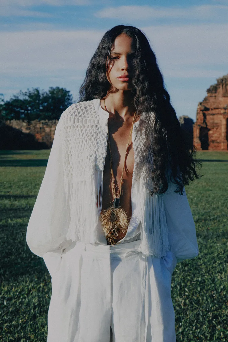 Camisa femenina de voile blanco con detalles de macramé y flecos de Maria Cher en Camisas para argentina