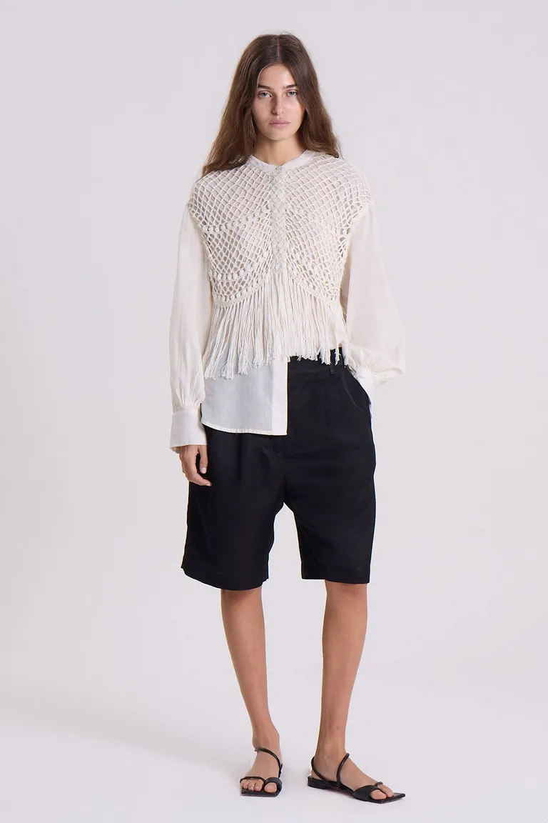 Camisa femenina de voile blanco con detalles de macramé y flecos de Maria Cher en Camisas para argentina