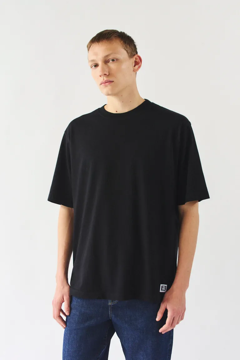 Remera negra de corte oversize con etiqueta de marca bordada para hombre de Bensimon en Remeras y Polos para argentina