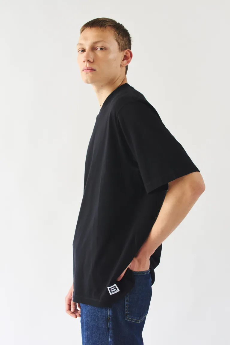 Remera negra de corte oversize con etiqueta de marca bordada para hombre de Bensimon en Remeras y Polos para argentina