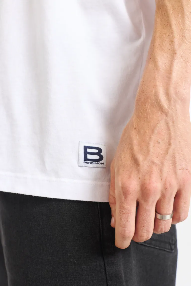 Remera negra de corte oversize con etiqueta de marca bordada para hombre de Bensimon en Remeras y Polos para argentina