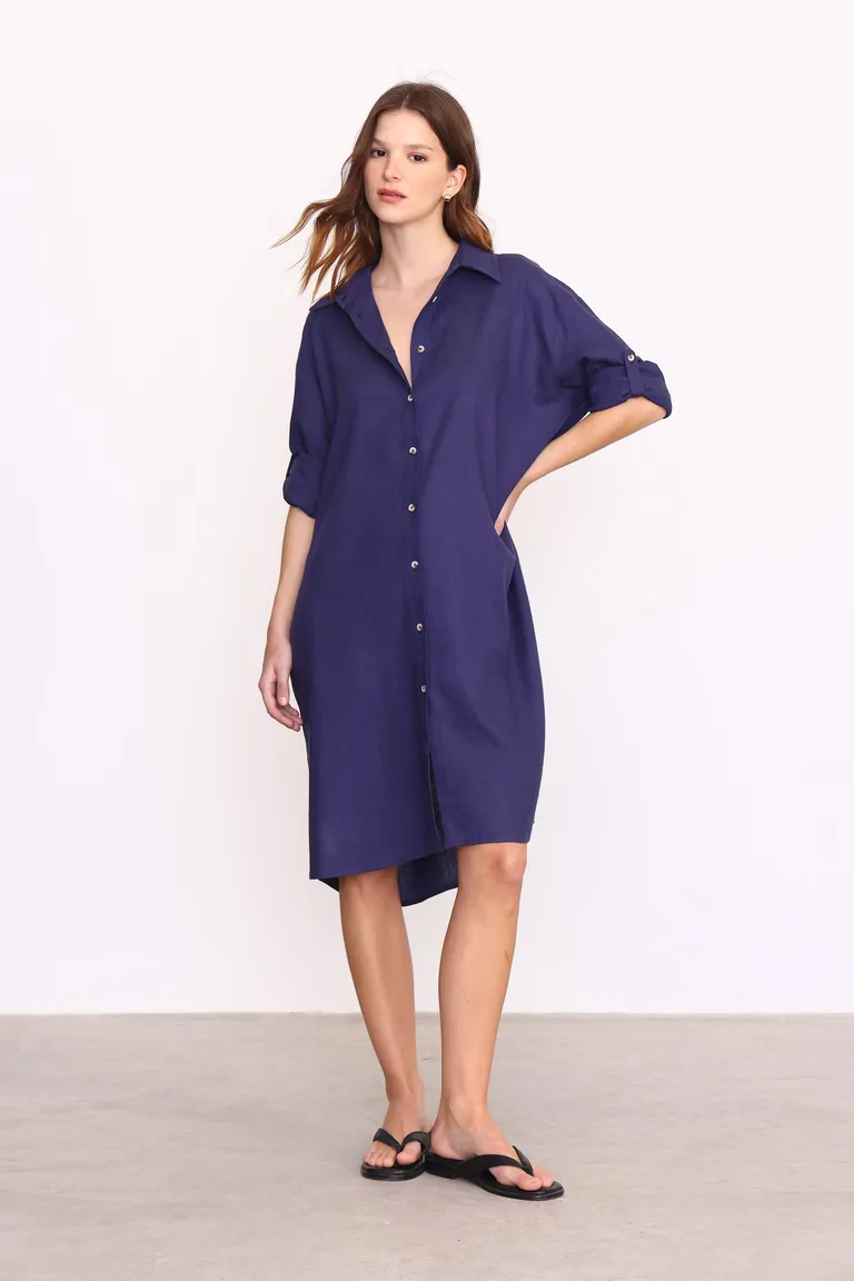 Vestido camisero de lino en tono azul marino, diseño clásico y elegante de Yagmour en Vestidos para argentina
