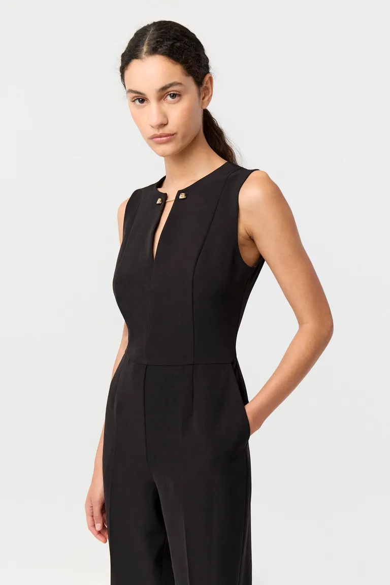 Mono de sastrería entallado con pierna ancha y detalle metálico en escote de Markova en Monos para argentina