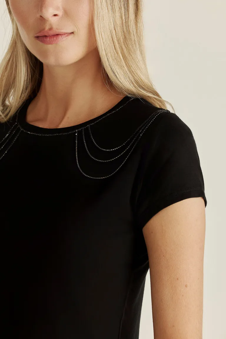 Remera negra de punto con detalles en cristales, un básico versátil y con personalidad de Tucci en Remeras para argentina