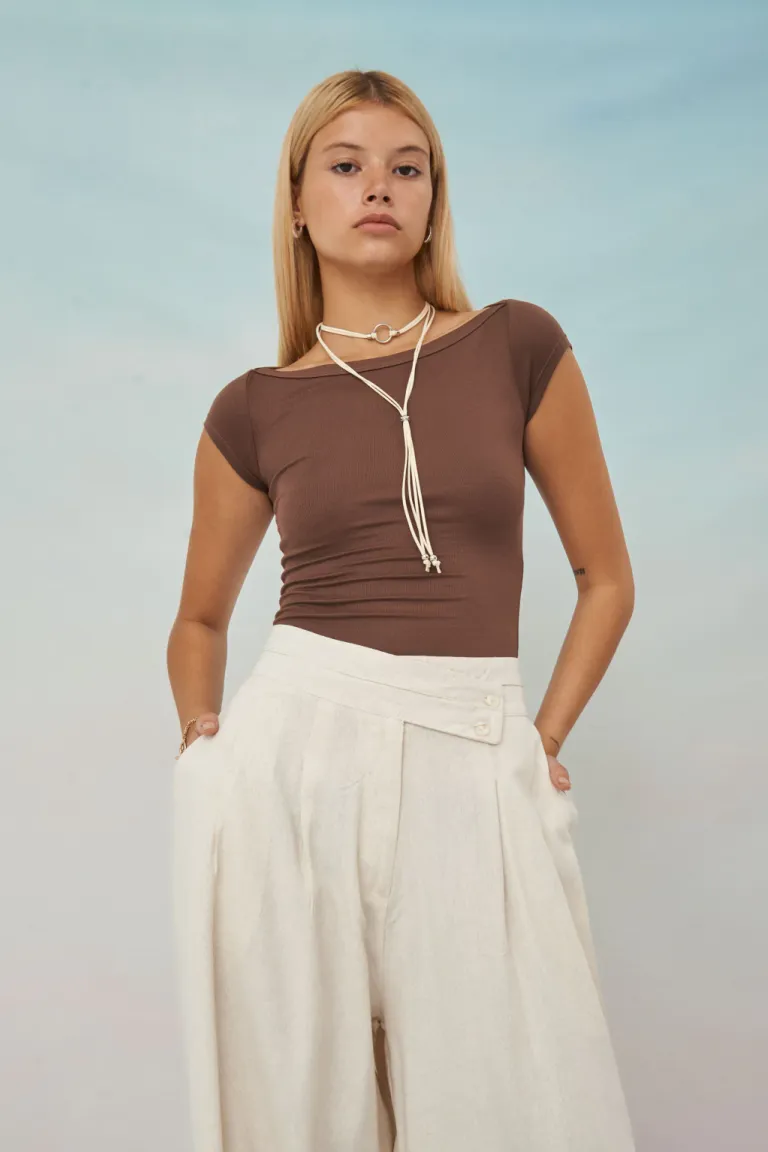 Pantalones blancos rectos y amplios para mujer, diseño moderno y versátil de Apricot en Pantalones para argentina