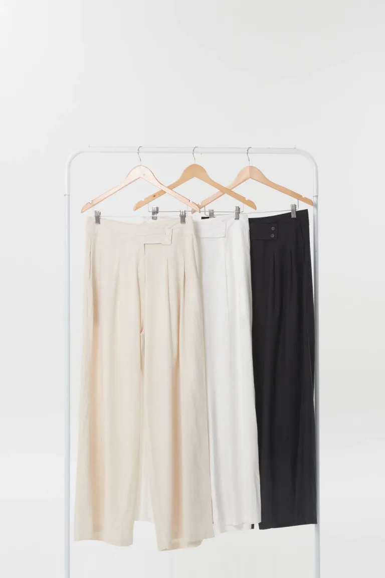 Pantalones blancos rectos y amplios para mujer, diseño moderno y versátil de Apricot en Pantalones para argentina