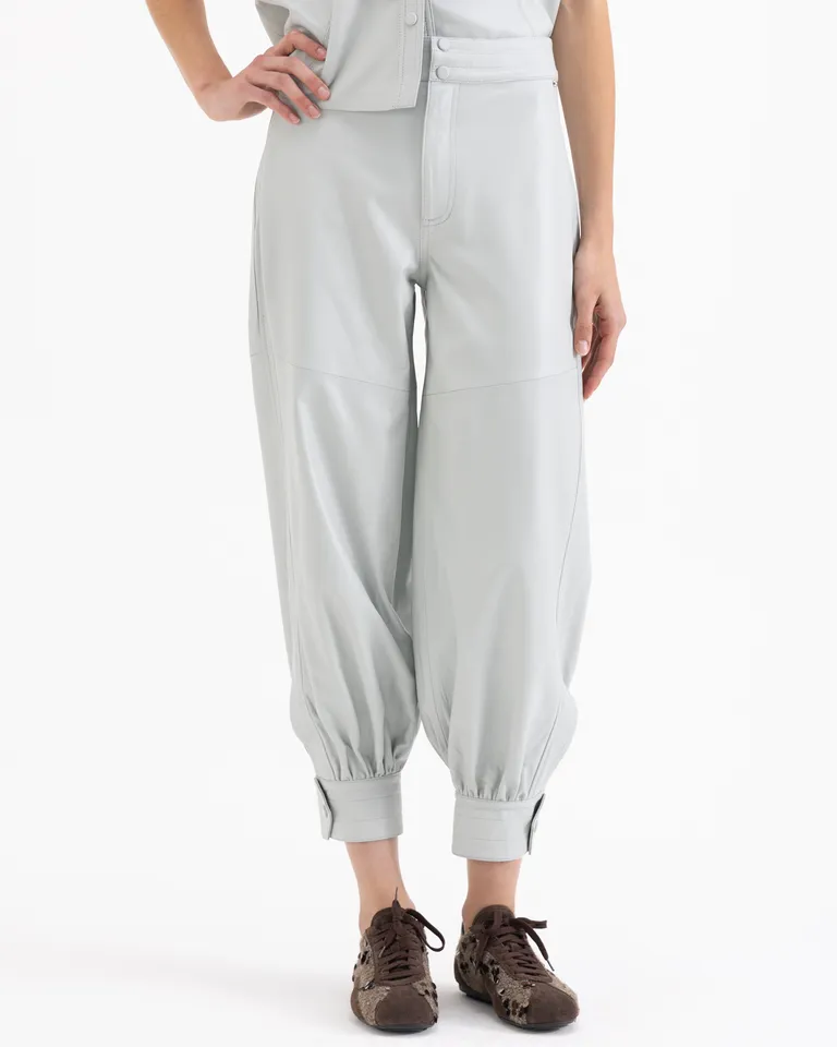 Pantalon con botamanga ajustada y volumen en piernas de Jazmin Chebar en Pantalones para argentina