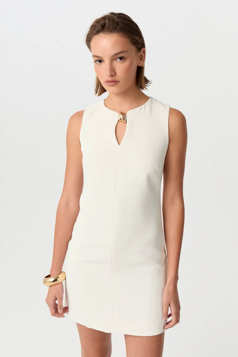 Vestido corto de crepe elástico con detalles metálicos, de silueta evasé y escote a la base de Markova en Vestidos para argentina