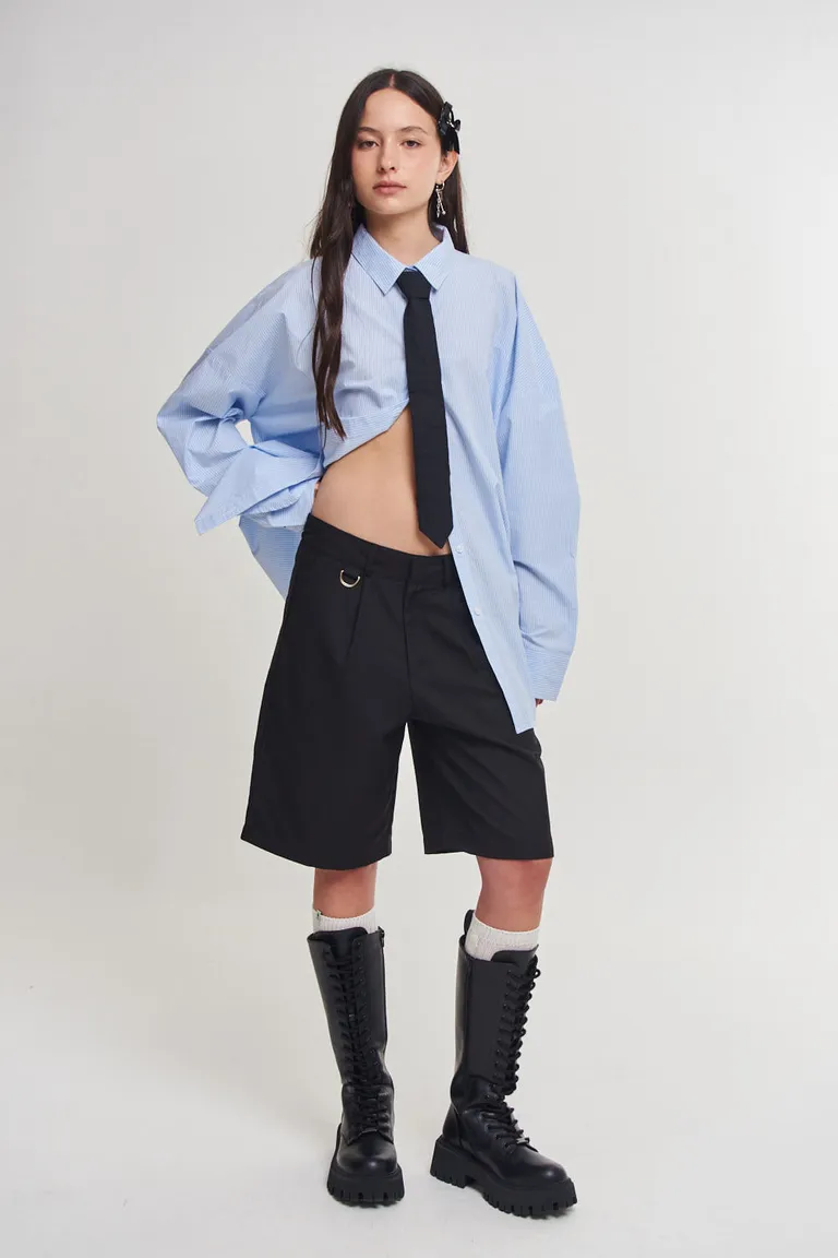 Bermuda sastrera formal con pinzas y detalle de medialuna metálica de 47 Street en Shorts para argentina