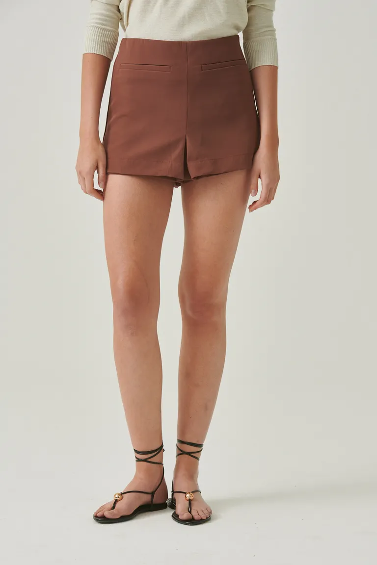 Falda corta de tela sastrera con diseño minimalista y líneas limpias de Sweet en Faldas para argentina