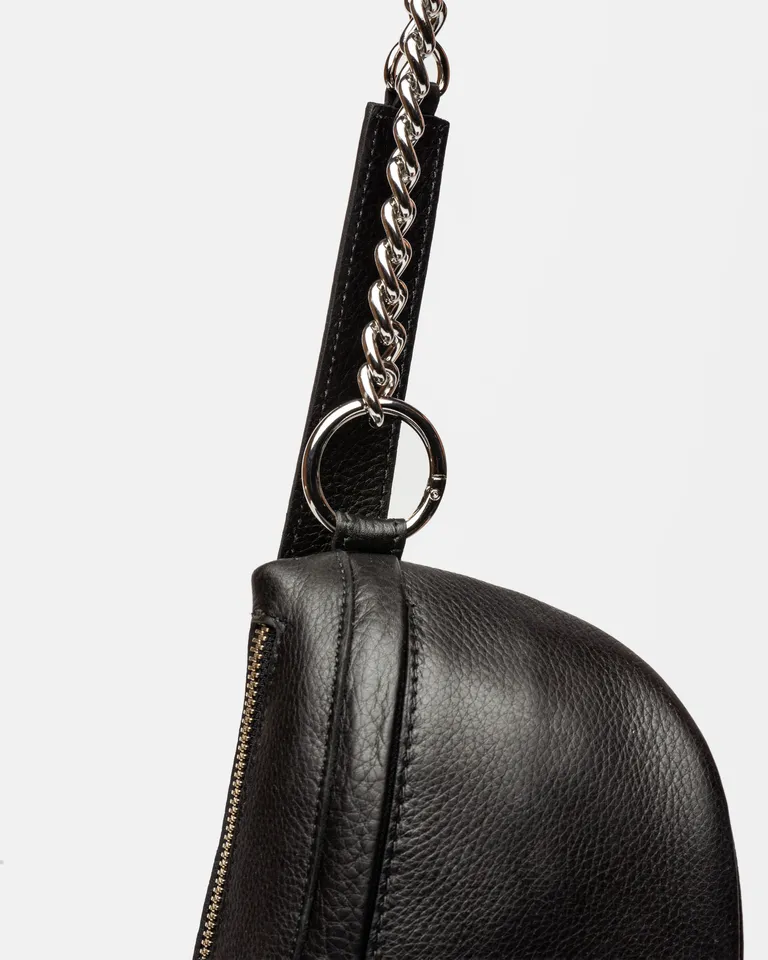 Riñonera de cuero negro con manija combinada de cadena de Prüne en Riñoneras para argentina