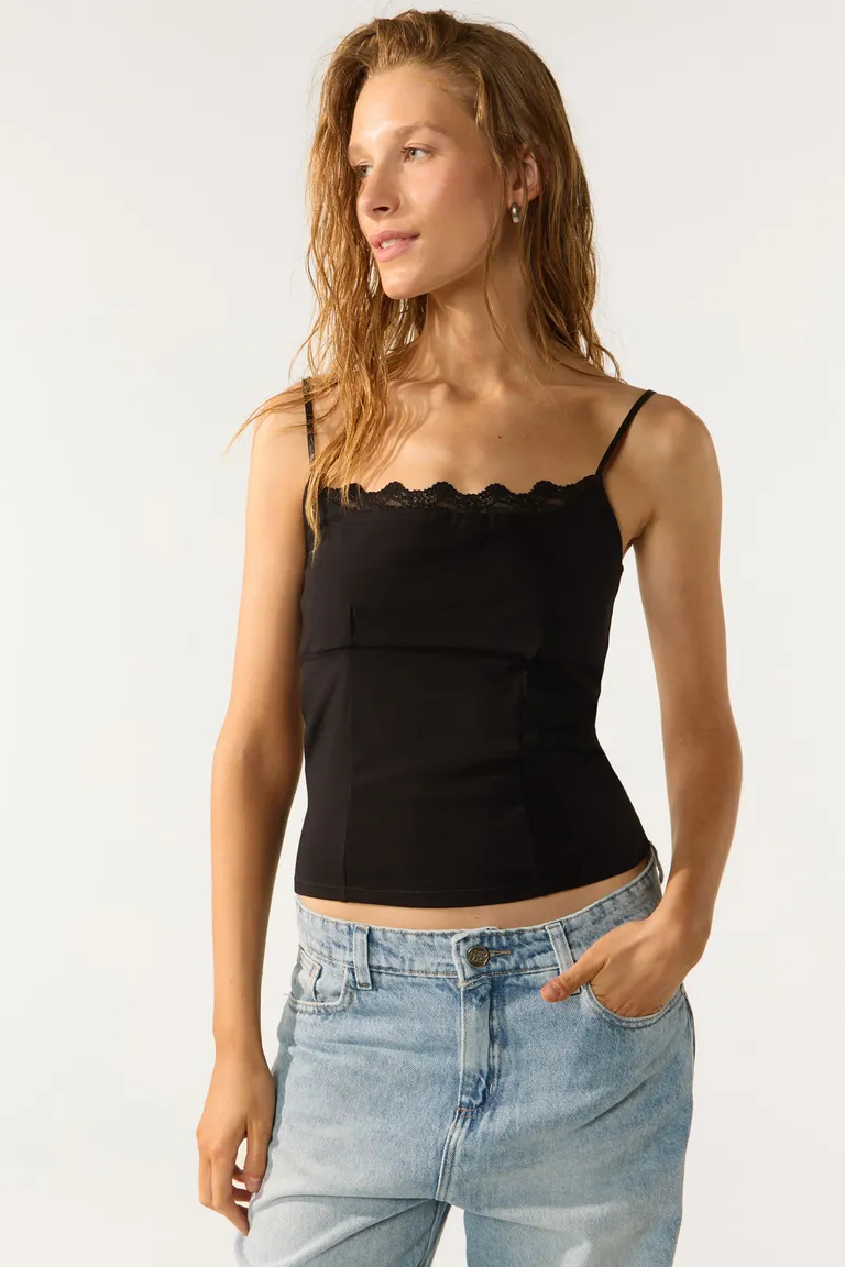 Musculosa negra de jersey con detalles en puntilla y escote delicado de Cuesta Blanca en Tops para argentina