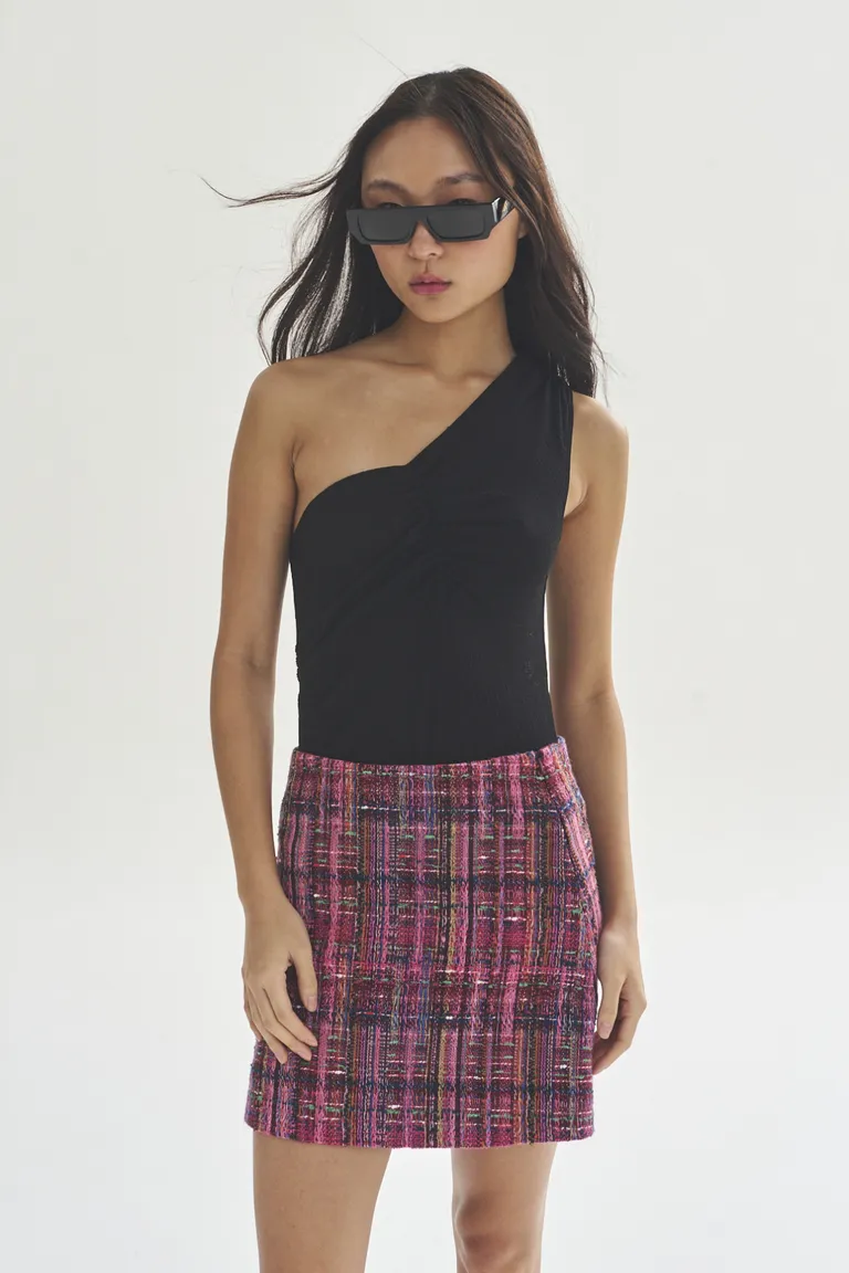 Body asimétrico negro de diseño moderno y atemporal para mujer de Akiabara en Bodies para argentina