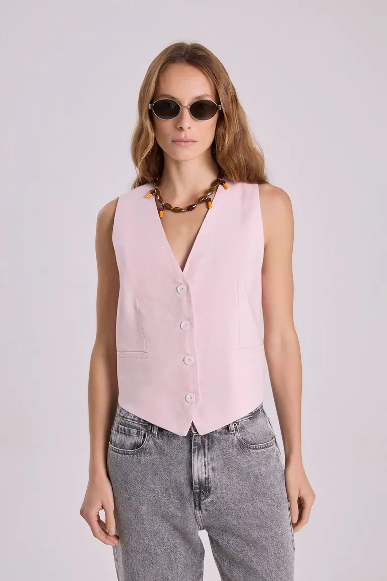 Chaleco de lino rosa con botones a la vista y pinzas de entalle de Maria Cher en Chalecos para argentina