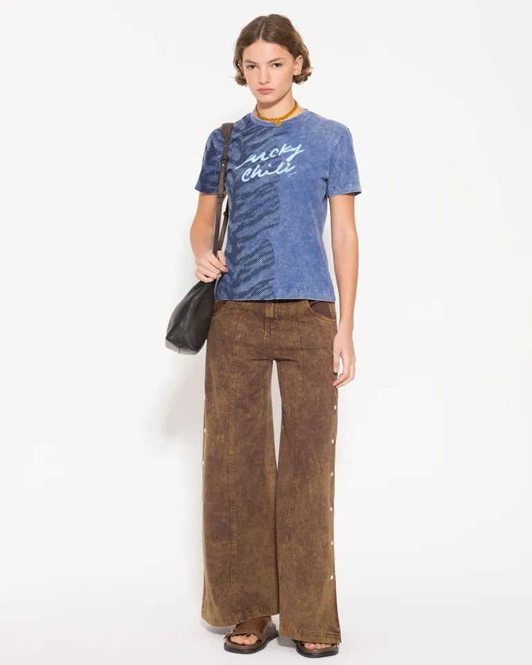 Remera de algodón orgánico con estampa en el frente de Jazmin Chebar en Remeras para argentina