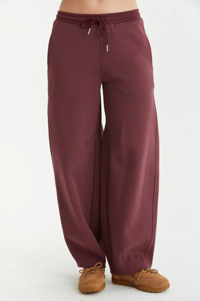 Pantalon de tiro alto estilo barrel con cintura elastizada y bolsillos laterales de Las Pepas en Pantalones para argentina