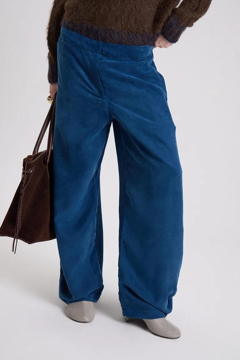 Pantalon de pierna ancha con bolsillos laterales y detalle de pinzado en la botamanga de Maria Cher en Pantalones para argentina