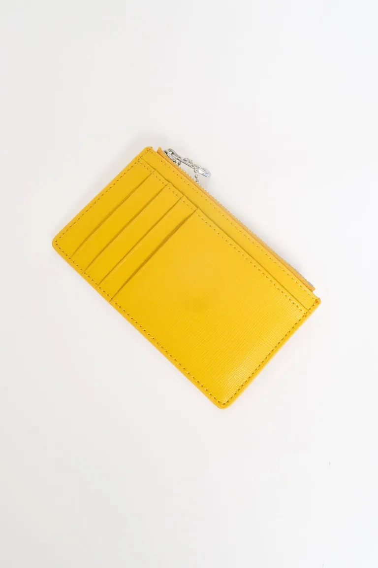 Tarjetero de cuero amarillo, ideal para organizar tus tarjetas y efectivo de Las Pepas en Billeteras y Monederos para argentina