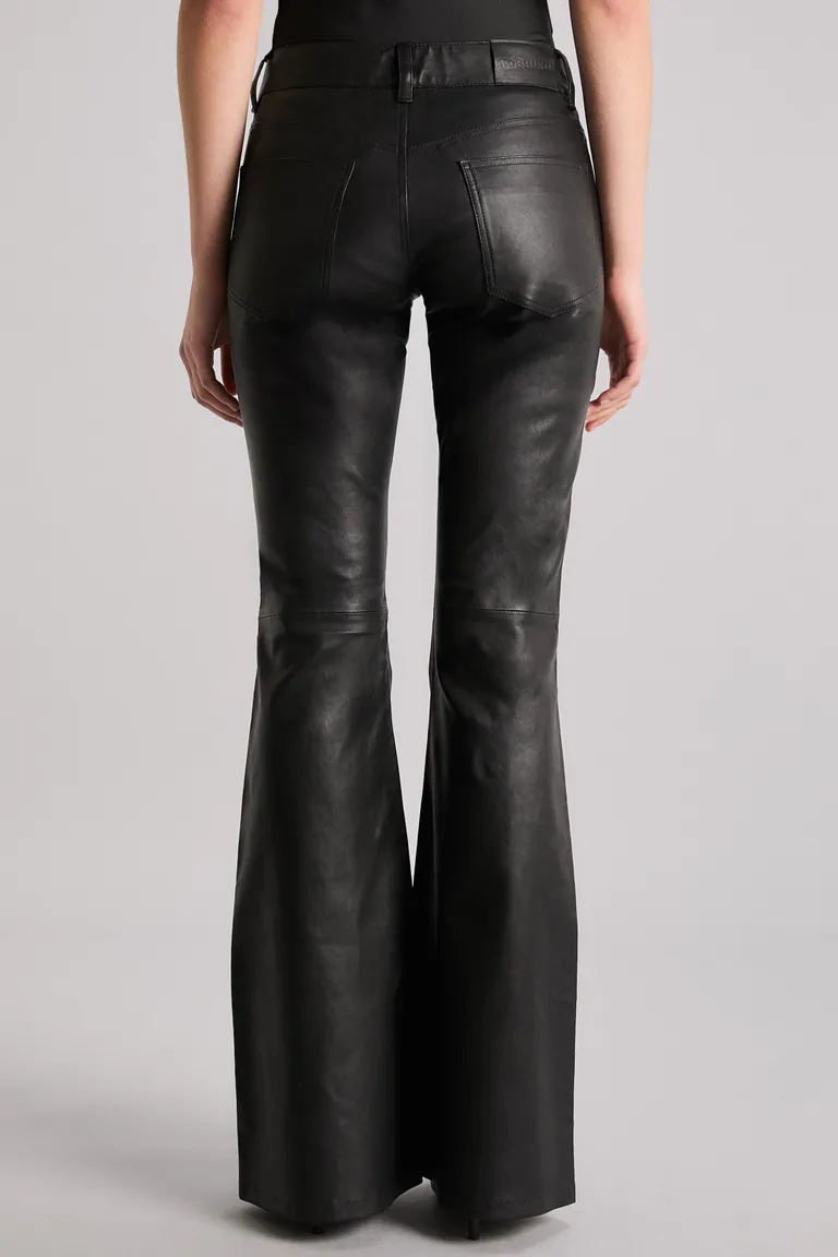 Pantalón de cuero con diseño de tiro bajo y calce boot cut de Kosiuko en Pantalones para argentina