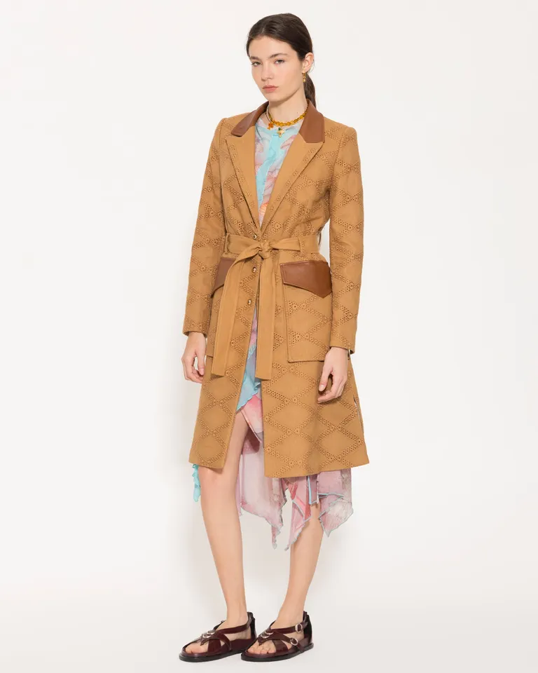 Chaqueta trench de broderie con detalles en cuero, un diseño elegante y sofisticado de Jazmin Chebar en Chaquetas para argentina
