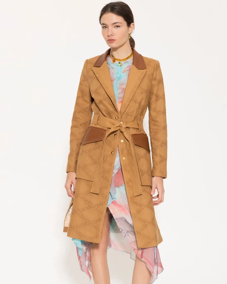 Chaqueta trench de broderie con detalles en cuero, un diseño elegante y sofisticado de Jazmin Chebar en Chaquetas para argentina