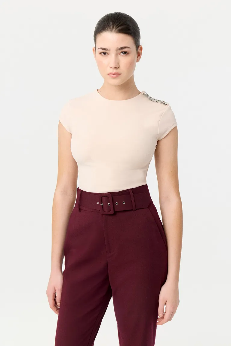 Remera de dama al cuerpo con mangas cortas y detalle de cadena metálica en el hombro de Markova en Remeras para argentina