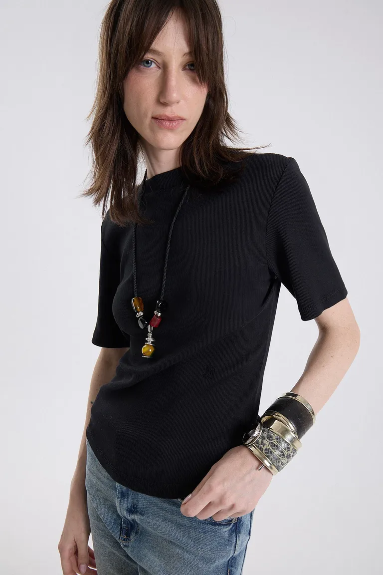 Remera de cuello a la base con mangas cortas y corte entallado de Maria Cher en Remeras para argentina